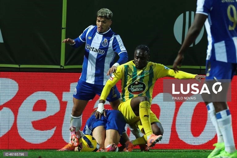 O FC Porto reforçou hoje a liderança da I Liga de futebol, vencendo o Tondela por 2-0, na 13.ª jornada, marcada pelo empate entre Sporting e Benfica, sobre os quais tem cinco e oito pontos de vantagem, respetivamente.