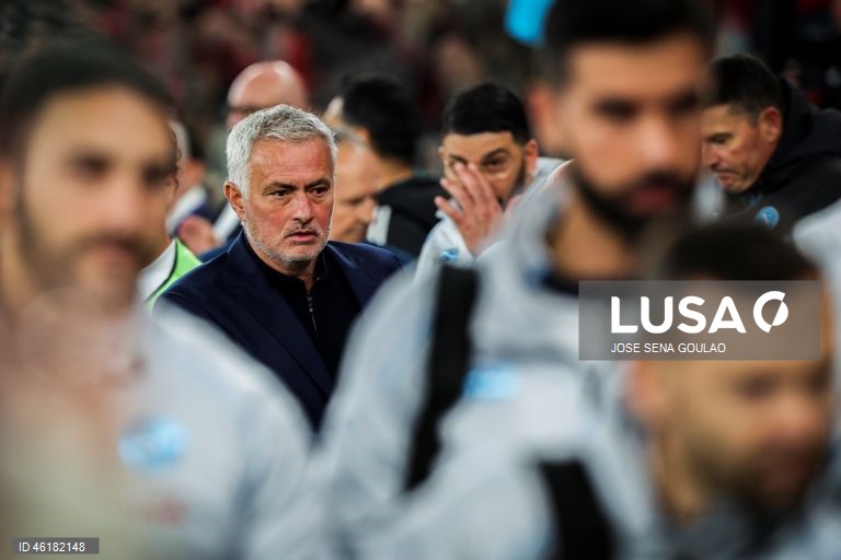 O Benfica conseguiu hoje o segundo triunfo consecutivo na fase de liga da Liga dos Campeões em futebol, mantendo-se na corrida ao apuramento, ao vencer em casa o campeão italiano Nápoles por 2-0, em encontro da sexta jornada.