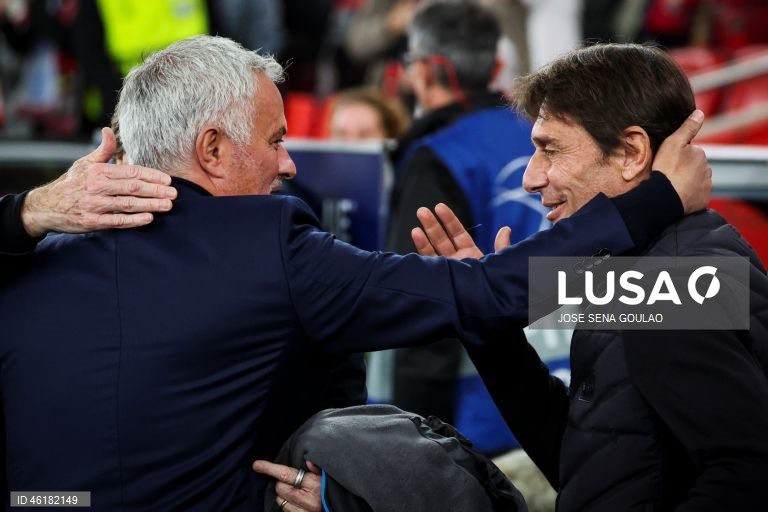 O Benfica conseguiu hoje o segundo triunfo consecutivo na fase de liga da Liga dos Campeões em futebol, mantendo-se na corrida ao apuramento, ao vencer em casa o campeão italiano Nápoles por 2-0, em encontro da sexta jornada.