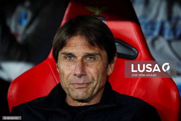 O Benfica conseguiu hoje o segundo triunfo consecutivo na fase de liga da Liga dos Campeões em futebol, mantendo-se na corrida ao apuramento, ao vencer em casa o campeão italiano Nápoles por 2-0, em encontro da sexta jornada.