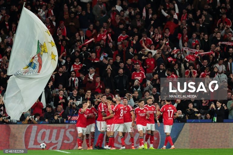 O Benfica conseguiu hoje o segundo triunfo consecutivo na fase de liga da Liga dos Campeões em futebol, mantendo-se na corrida ao apuramento, ao vencer em casa o campeão italiano Nápoles por 2-0, em encontro da sexta jornada.
