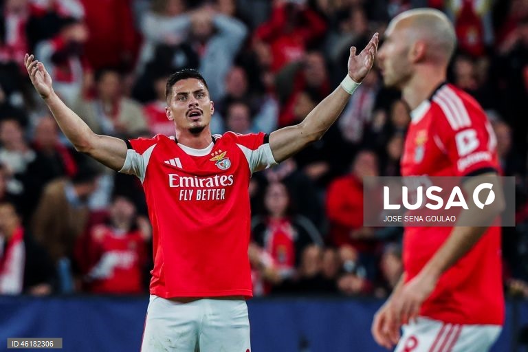 O Benfica conseguiu hoje o segundo triunfo consecutivo na fase de liga da Liga dos Campeões em futebol, mantendo-se na corrida ao apuramento, ao vencer em casa o campeão italiano Nápoles por 2-0, em encontro da sexta jornada.