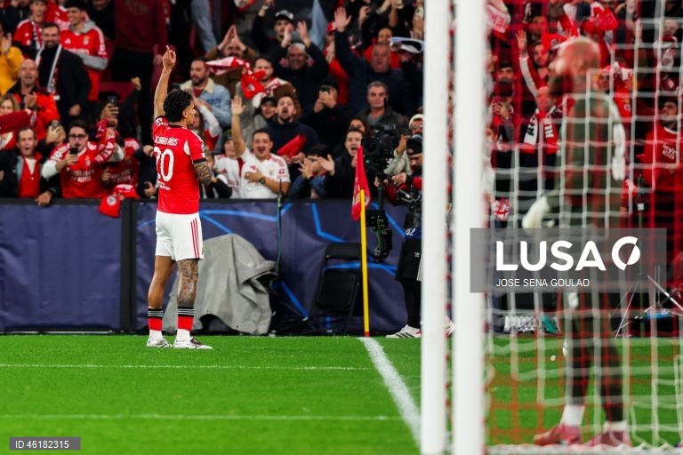 O Benfica conseguiu hoje o segundo triunfo consecutivo na fase de liga da Liga dos Campeões em futebol, mantendo-se na corrida ao apuramento, ao vencer em casa o campeão italiano Nápoles por 2-0, em encontro da sexta jornada.