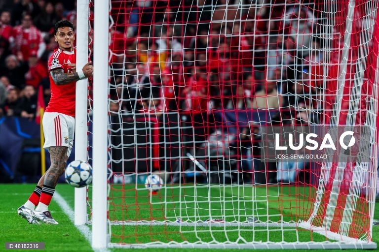 O Benfica conseguiu hoje o segundo triunfo consecutivo na fase de liga da Liga dos Campeões em futebol, mantendo-se na corrida ao apuramento, ao vencer em casa o campeão italiano Nápoles por 2-0, em encontro da sexta jornada.