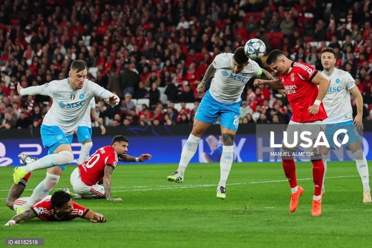 O Benfica conseguiu hoje o segundo triunfo consecutivo na fase de liga da Liga dos Campeões em futebol, mantendo-se na corrida ao apuramento, ao vencer em casa o campeão italiano Nápoles por 2-0, em encontro da sexta jornada.