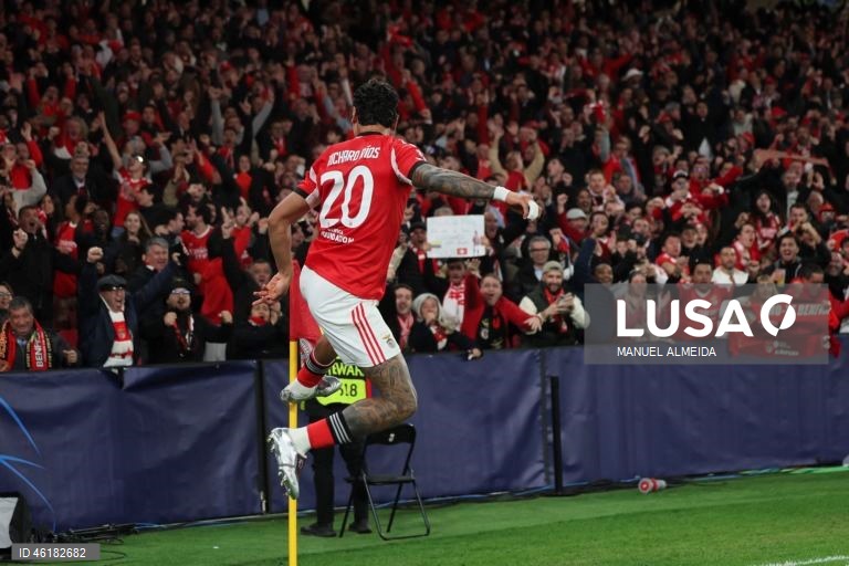 O Benfica conseguiu hoje o segundo triunfo consecutivo na fase de liga da Liga dos Campeões em futebol, mantendo-se na corrida ao apuramento, ao vencer em casa o campeão italiano Nápoles por 2-0, em encontro da sexta jornada.