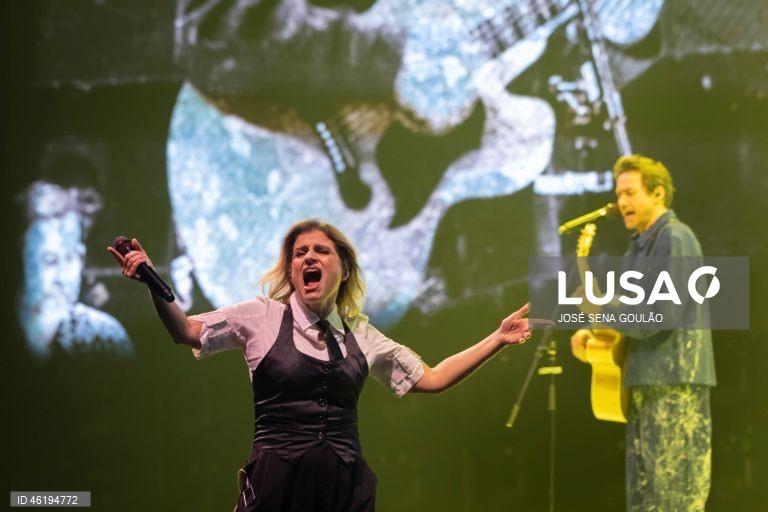 A banda portuguesa Silence 4, composta por David Fonseca, Sofia Lisboa, Rui Costa e Tozé Pedrosa (com Paulo Mouta Pereira), durante o primeiro de dois concertos na Meo Arena, em Lisboa, 12 de dezembro de 2025. A banda de Leiria encontra-se numa mini-digressão para celebrar os 30 anos de carreira. JOSÉ SENA GOULÃO/LUSA