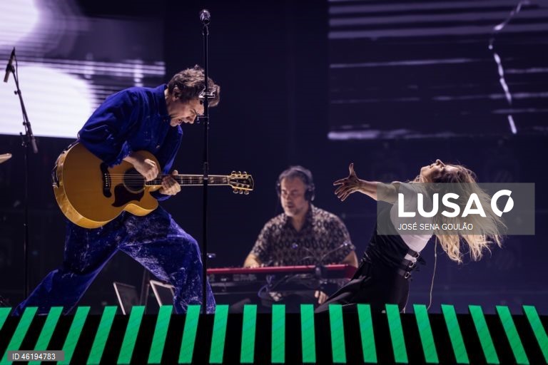 A banda portuguesa Silence 4, composta por David Fonseca, Sofia Lisboa, Rui Costa e Tozé Pedrosa (com Paulo Mouta Pereira), durante o primeiro de dois concertos na Meo Arena, em Lisboa, 12 de dezembro de 2025. A banda de Leiria encontra-se numa mini-digressão para celebrar os 30 anos de carreira. JOSÉ SENA GOULÃO/LUSA