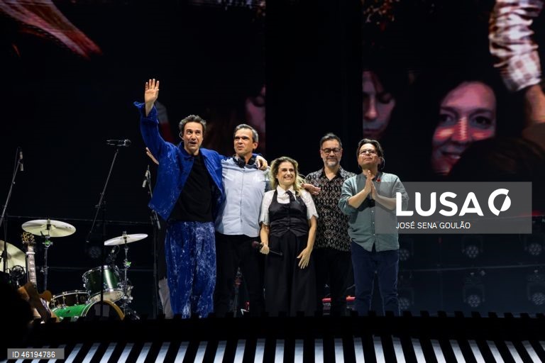 A banda portuguesa Silence 4, composta por David Fonseca, Sofia Lisboa, Rui Costa e Tozé Pedrosa (com Paulo Mouta Pereira), durante o primeiro de dois concertos na Meo Arena, em Lisboa, 12 de dezembro de 2025. A banda de Leiria encontra-se numa mini-digressão para celebrar os 30 anos de carreira. JOSÉ SENA GOULÃO/LUSA