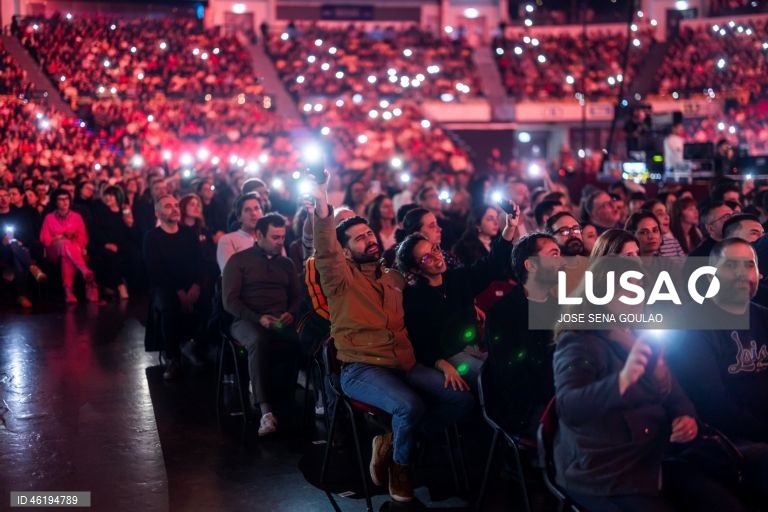 Fãs durante o concerto da banda portuguesa Silence 4, composta por David Fonseca, Sofia Lisboa, Rui Costa e Tozé Pedrosa (com Paulo Mouta Pereira), no primeiro de dois concertos na Meo Arena, em Lisboa, 12 de dezembro de 2025. A banda de Leiria encontra-se numa mini-digressão para celebrar os 30 anos de carreira. JOSÉ SENA GOULÃO/LUSA