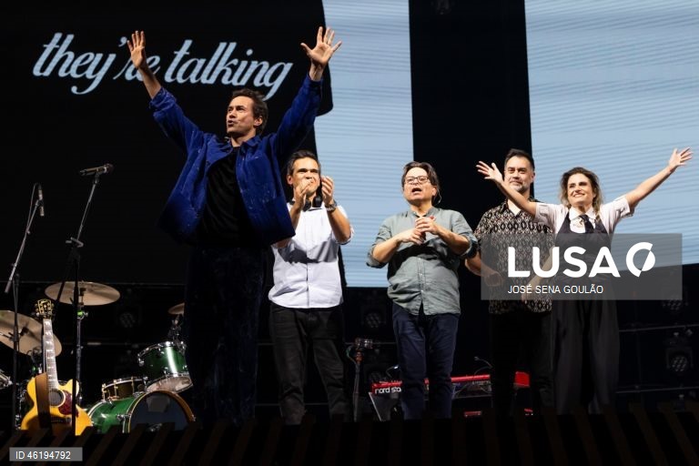 A banda portuguesa Silence 4, composta por David Fonseca, Sofia Lisboa, Rui Costa e Tozé Pedrosa (com Paulo Mouta Pereira), durante o primeiro de dois concertos na Meo Arena, em Lisboa, 12 de dezembro de 2025. A banda de Leiria encontra-se numa mini-digressão para celebrar os 30 anos de carreira. JOSÉ SENA GOULÃO/LUSA