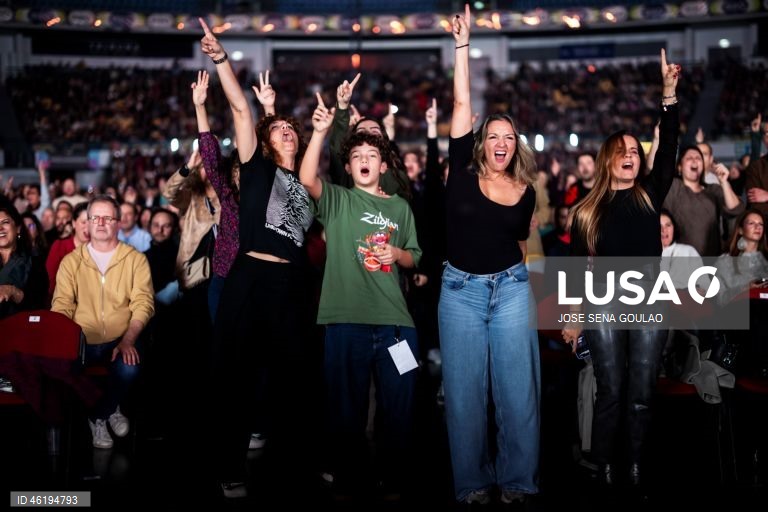 Fãs assistem ao concerto da banda portuguesa Silence 4, composta por David Fonseca, Sofia Lisboa, Rui Costa e Tozé Pedrosa (com Paulo Mouta Pereira), durante o primeiro de dois concertos na Meo Arena, em Lisboa, 12 de dezembro de 2025. A banda de Leiria encontra-se numa mini-digressão para celebrar os 30 anos de carreira. JOSÉ SENA GOULÃO/LUSA