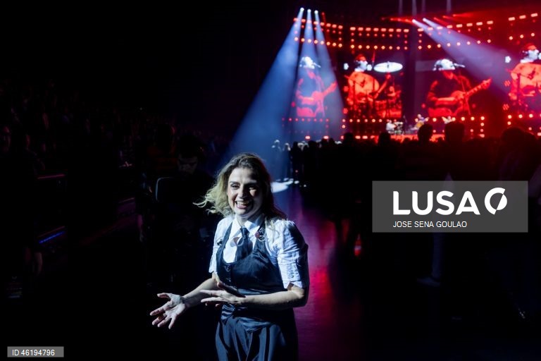 A banda portuguesa Silence 4, composta por David Fonseca, Sofia Lisboa, Rui Costa e Tozé Pedrosa (com Paulo Mouta Pereira), durante o primeiro de dois concertos na Meo Arena, em Lisboa, 12 de dezembro de 2025. A banda de Leiria encontra-se numa mini-digressão para celebrar os 30 anos de carreira. JOSÉ SENA GOULÃO/LUSA