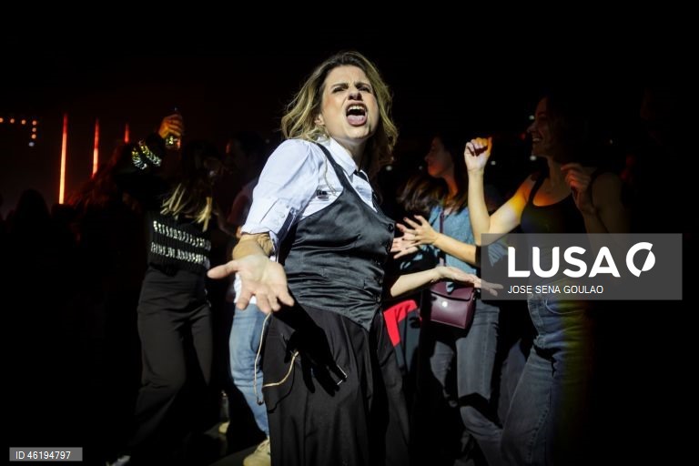 A banda portuguesa Silence 4, composta por David Fonseca, Sofia Lisboa, Rui Costa e Tozé Pedrosa (com Paulo Mouta Pereira), durante o primeiro de dois concertos na Meo Arena, em Lisboa, 12 de dezembro de 2025. A banda de Leiria encontra-se numa mini-digressão para celebrar os 30 anos de carreira. JOSÉ SENA GOULÃO/LUSA