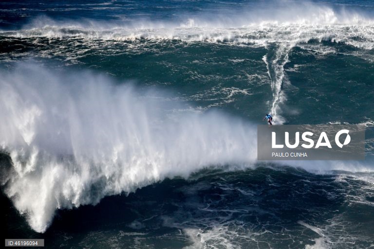 Um surfista compete durante a prova no Nazaré Big Wave Challenge, prova que anualmente reúne algumas das maiores estrelas do surf de ondas grandes, na Praia do Norte, 13 de dezembro de 2025. Centenas de pessoas estão reunidas no Forte de São Miguel Arcanjo, na Nazaré, para ver as ondas gigantes e os surfistas que as vão desafiar. PAULO CUNHA/LUSA