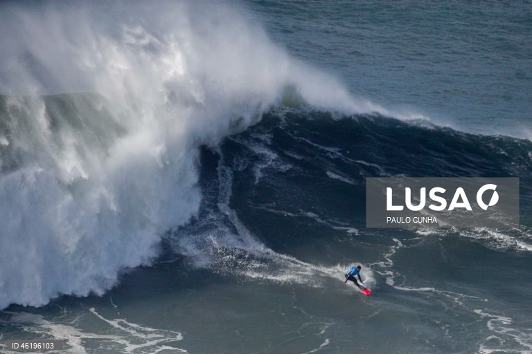 Um surfista compete durante a prova no Nazaré Big Wave Challenge, prova que anualmente reúne algumas das maiores estrelas do surf de ondas grandes, na Praia do Norte, 13 de dezembro de 2025. Centenas de pessoas estão reunidas no Forte de São Miguel Arcanjo, na Nazaré, para ver as ondas gigantes e os surfistas que as vão desafiar. PAULO CUNHA/LUSA