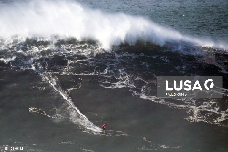 Um surfista durante a prova no Nazaré Big Wave Challenge, prova que anualmente reúne algumas das maiores estrelas do surf de ondas grandes, na Praia do Norte, 13 de dezembro de 2025. Centenas de pessoas estão reunidas no Forte de São Miguel Arcanjo, na Nazaré, para ver as ondas gigantes e os surfistas que as vão desafiar. PAULO CUNHA/LUSA