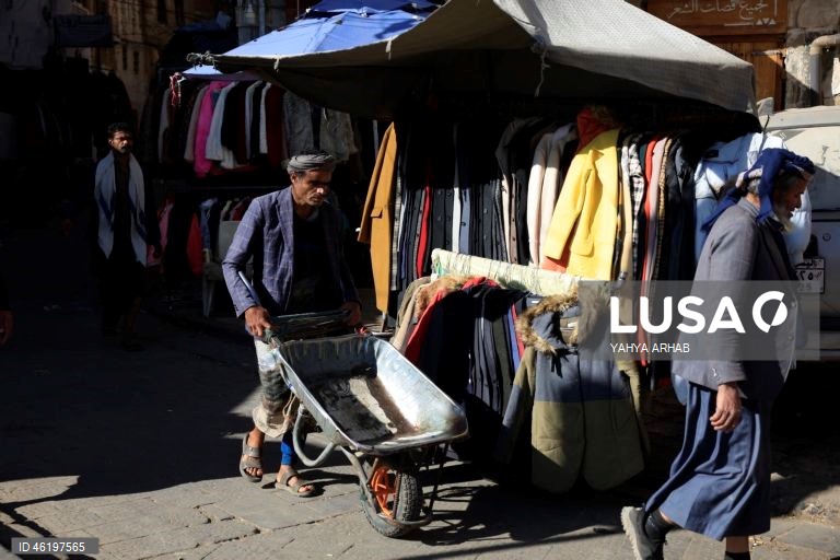 Iémen: Mercado de roupas de inverno usadas em Sana