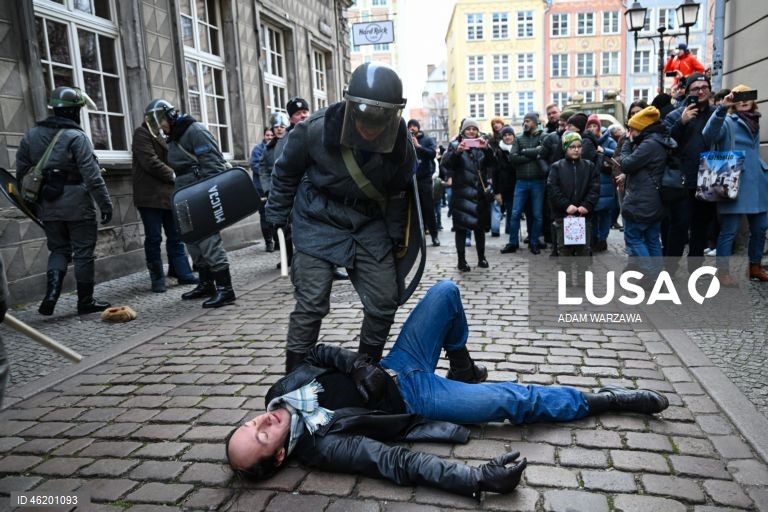 Polónia: confrontos violentos com unidades da ZOMO no 44.º aniversário da lei marcial em Gdansk 