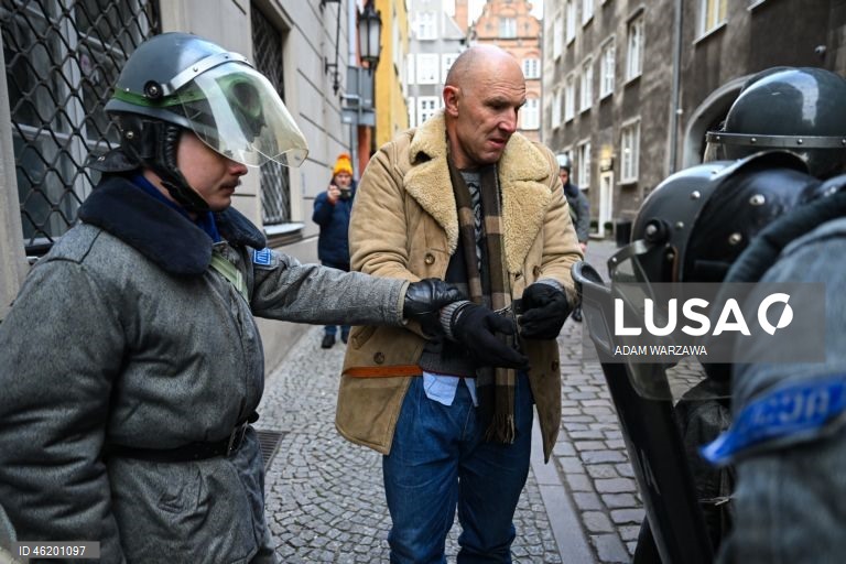 Polónia: confrontos violentos com unidades da ZOMO no 44.º aniversário da lei marcial em Gdansk 