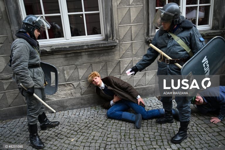 Polónia: confrontos violentos com unidades da ZOMO no 44.º aniversário da lei marcial em Gdansk 
