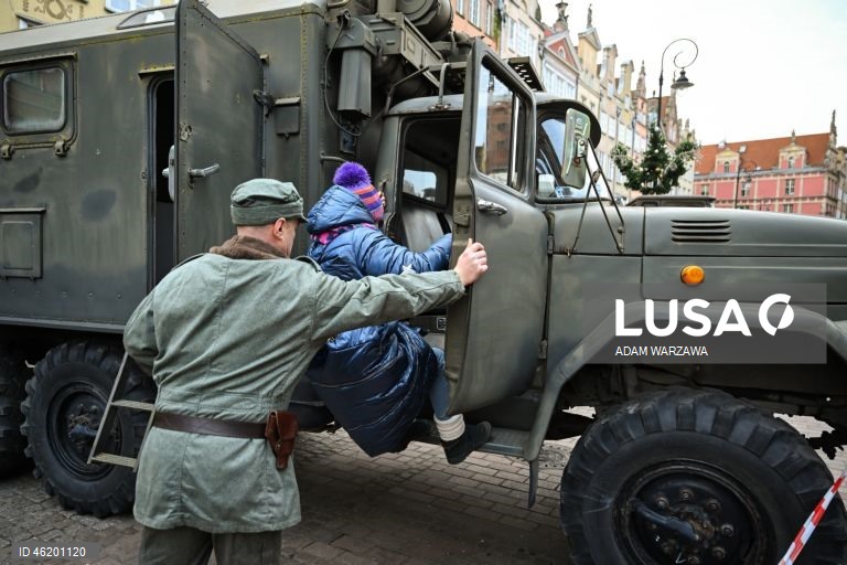 Polónia: confrontos violentos com unidades da ZOMO no 44.º aniversário da lei marcial em Gdansk 