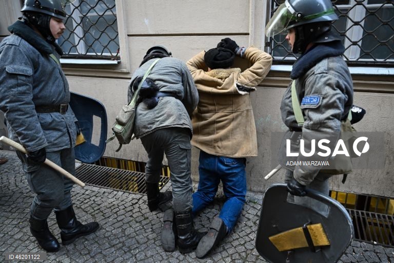 Polónia: confrontos violentos com unidades da ZOMO no 44.º aniversário da lei marcial em Gdansk 