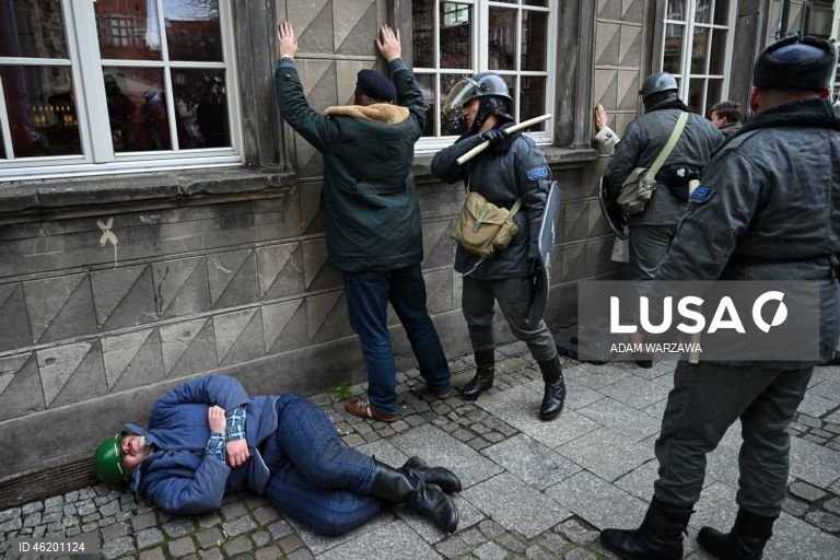Polónia: confrontos violentos com unidades da ZOMO no 44.º aniversário da lei marcial em Gdansk 