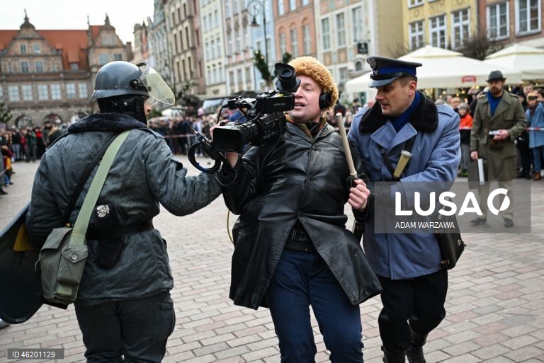 Polónia: confrontos violentos com unidades da ZOMO no 44.º aniversário da lei marcial em Gdansk 