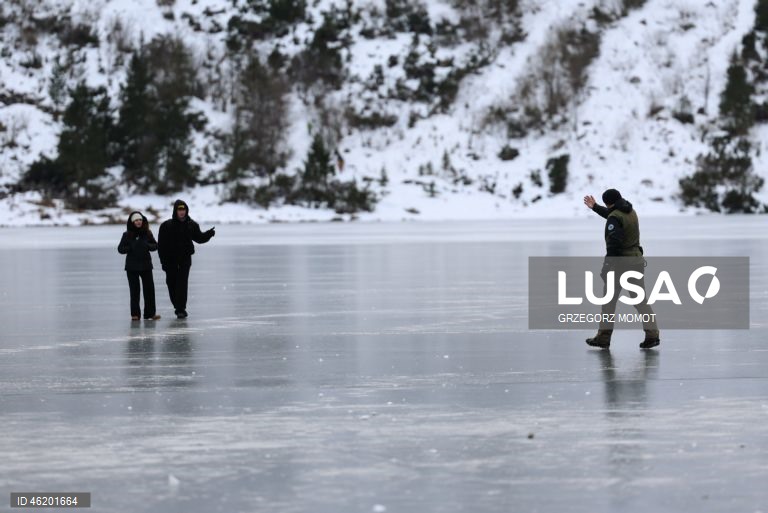 Polónia: Turistas passeiam sobre o lago congelado Morskie Oko, desafiando os avisos de segurança