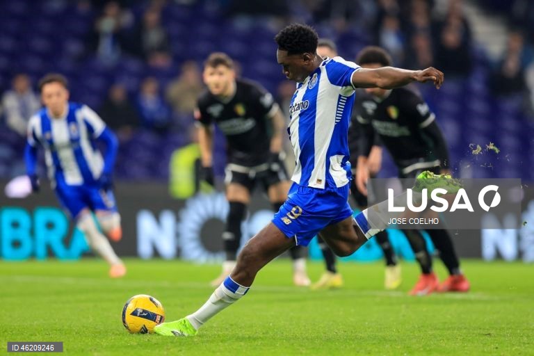 FC Porto vence o Estrela por 3-1 e chega aos 40 pontos, na liderança da Liga. Volta a repor a vantagem de cinco pontos para o Sporting e de oito para o Benfica.