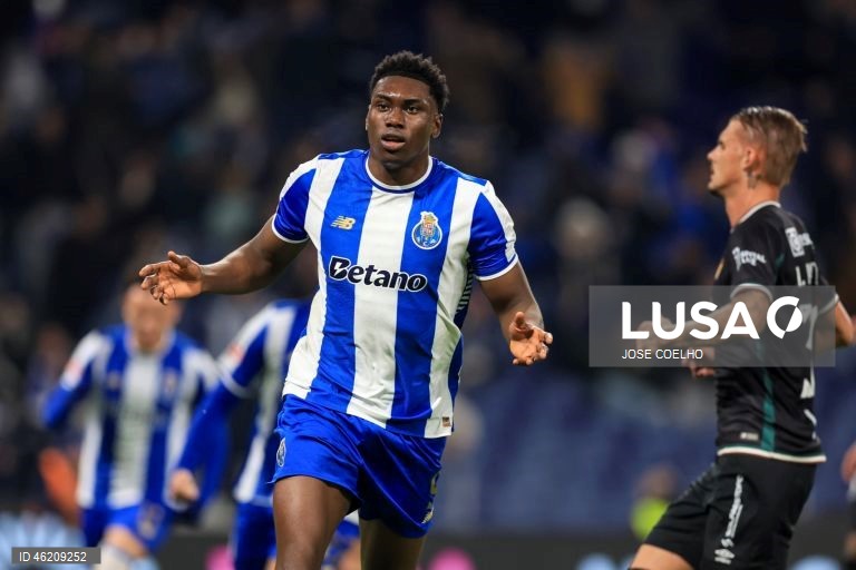 FC Porto vence o Estrela por 3-1 e chega aos 40 pontos, na liderança da Liga. Volta a repor a vantagem de cinco pontos para o Sporting e de oito para o Benfica.