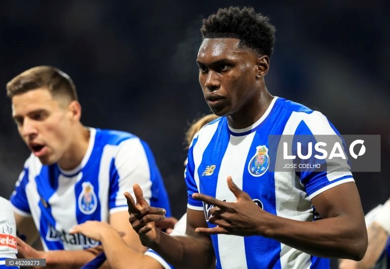 FC Porto vence o Estrela por 3-1 e chega aos 40 pontos, na liderança da Liga. Volta a repor a vantagem de cinco pontos para o Sporting e de oito para o Benfica.