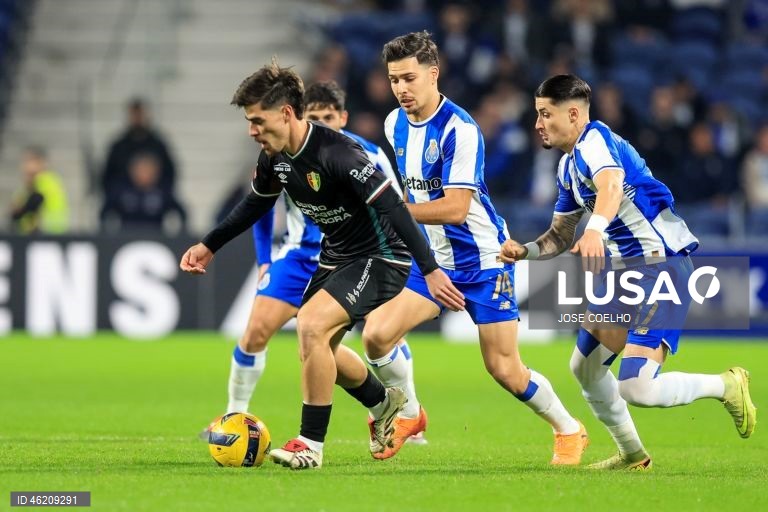 FC Porto vence o Estrela por 3-1 e chega aos 40 pontos, na liderança da Liga. Volta a repor a vantagem de cinco pontos para o Sporting e de oito para o Benfica.
