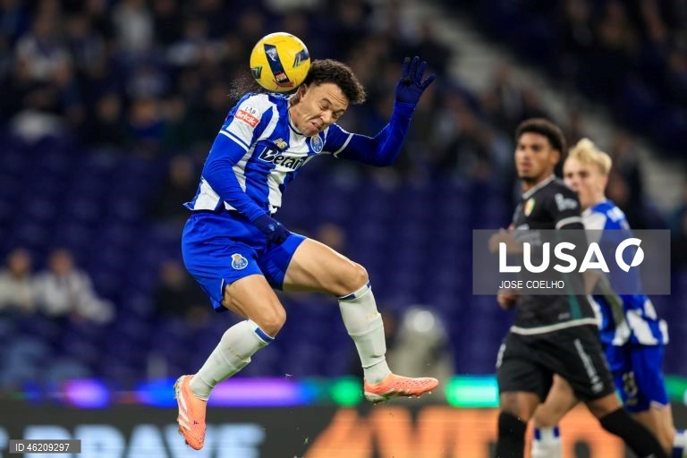 FC Porto vence o Estrela por 3-1 e chega aos 40 pontos, na liderança da Liga. Volta a repor a vantagem de cinco pontos para o Sporting e de oito para o Benfica.