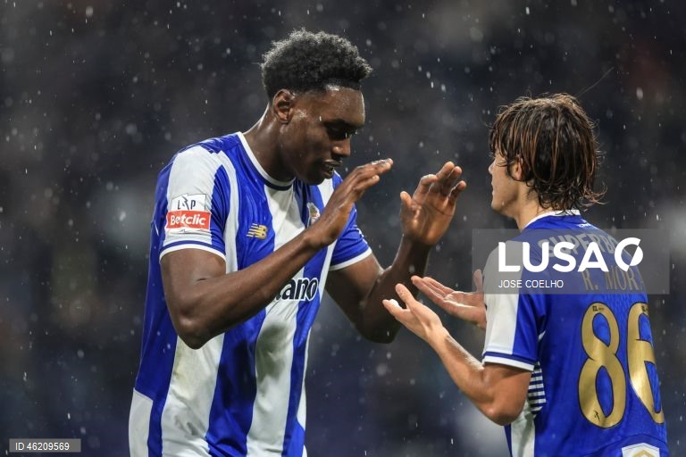 FC Porto vence o Estrela por 3-1 e chega aos 40 pontos, na liderança da Liga. Volta a repor a vantagem de cinco pontos para o Sporting e de oito para o Benfica.