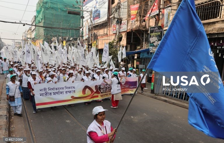 Índia: Protesto em Kolkata contra o aumento de violência contra as mulheres 