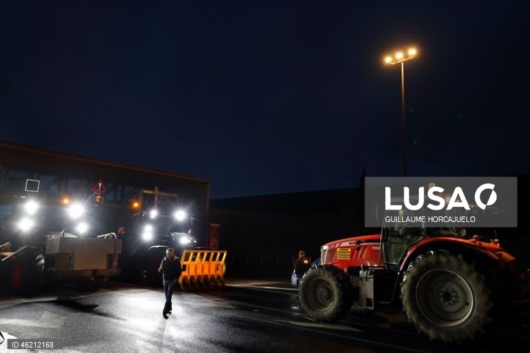 França: Agricultores protestam contra abate de rebanhos inteiros durante surtos de doença cutânea nodular