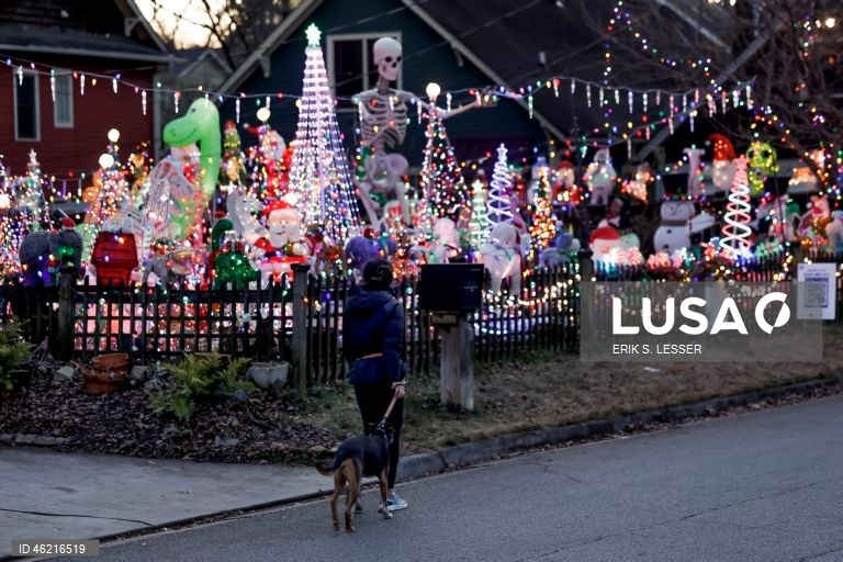EUA: Iluminações natalícias nas casas do bairro em Atlanta