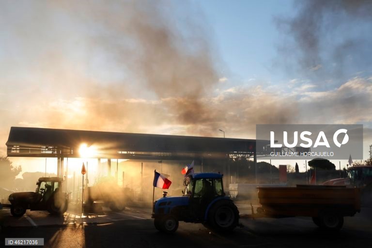 As autoridades francesas decidiram abater rebanhos inteiros de gado se fosse detetado um caso de doença da pele nodular, uma decisão criticada pelos agricultores já afetados por proibições de exportação e graves perdas económicas. Vários surtos da doença da pele nodular foram detetados em França nos últimos meses. O vírus, transmitido por insetos, afeta bovinos e búfalos, mas não apresenta riscos para a saúde humana.