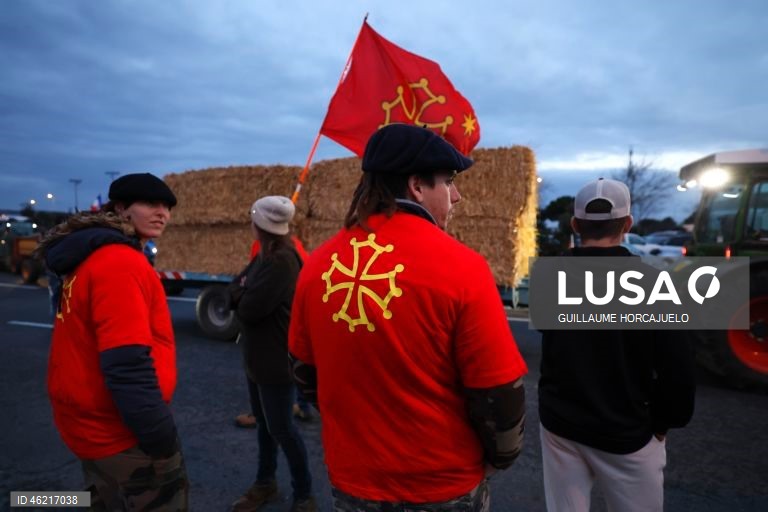 As autoridades francesas decidiram abater rebanhos inteiros de gado se fosse detetado um caso de doença da pele nodular, uma decisão criticada pelos agricultores já afetados por proibições de exportação e graves perdas económicas. Vários surtos da doença da pele nodular foram detetados em França nos últimos meses. O vírus, transmitido por insetos, afeta bovinos e búfalos, mas não apresenta riscos para a saúde humana.