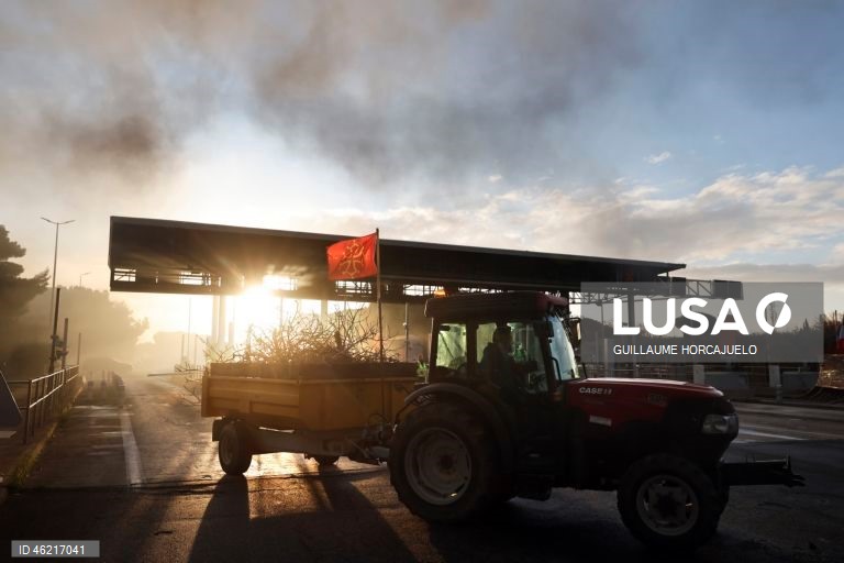 As autoridades francesas decidiram abater rebanhos inteiros de gado se fosse detetado um caso de doença da pele nodular, uma decisão criticada pelos agricultores já afetados por proibições de exportação e graves perdas económicas. Vários surtos da doença da pele nodular foram detetados em França nos últimos meses. O vírus, transmitido por insetos, afeta bovinos e búfalos, mas não apresenta riscos para a saúde humana.