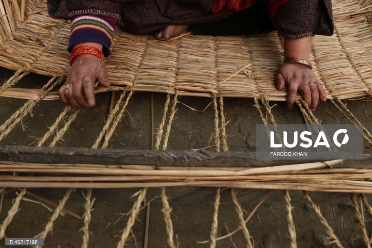 Índia: Tecelagem de esteiras tradicionais de palha em Srinagar, Caxemira