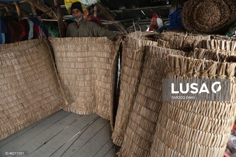 Índia: Tecelagem de esteiras tradicionais de palha em Srinagar, Caxemira