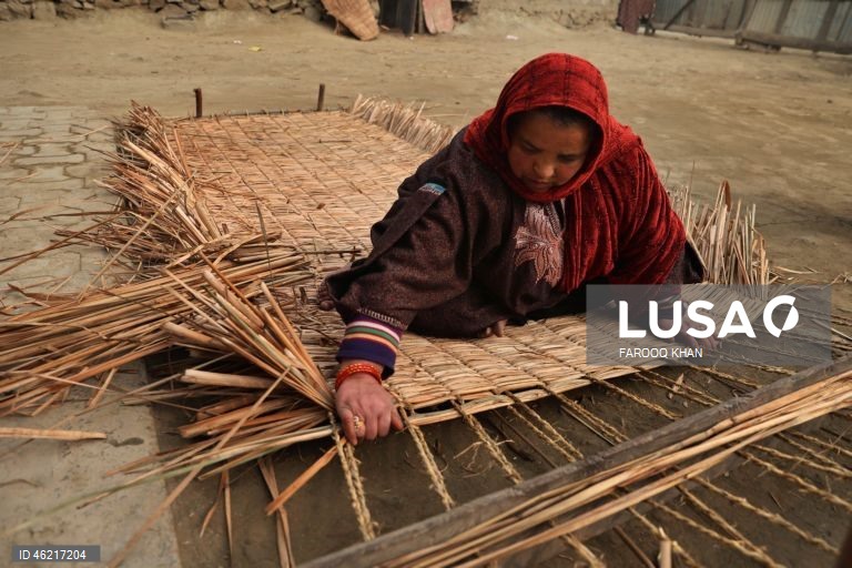 Índia: Tecelagem de esteiras tradicionais de palha em Srinagar, Caxemira
