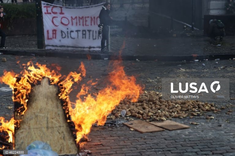 Milhares de agricultores de toda a Europa protestaram em Bruxelas, levando tratores para perto das instituições da UE para denunciar as políticas agrícolas e comerciais da UE, particularmente o acordo UE-Mercosul, as reformas da PAC e as crescentes pressões regulatórias e financeiras, durante uma cimeira de líderes da UE.  