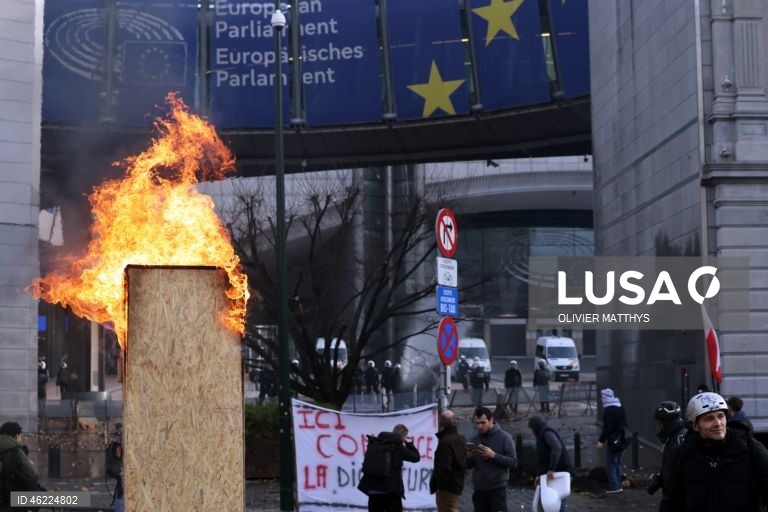 Milhares de agricultores de toda a Europa protestaram em Bruxelas, levando tratores para perto das instituições da UE para denunciar as políticas agrícolas e comerciais da UE, particularmente o acordo UE-Mercosul, as reformas da PAC e as crescentes pressões regulatórias e financeiras, durante uma cimeira de líderes da UE.  