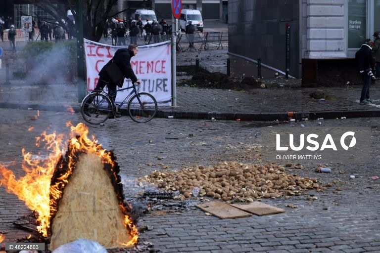 Milhares de agricultores de toda a Europa protestaram em Bruxelas, levando tratores para perto das instituições da UE para denunciar as políticas agrícolas e comerciais da UE, particularmente o acordo UE-Mercosul, as reformas da PAC e as crescentes pressões regulatórias e financeiras, durante uma cimeira de líderes da UE.  