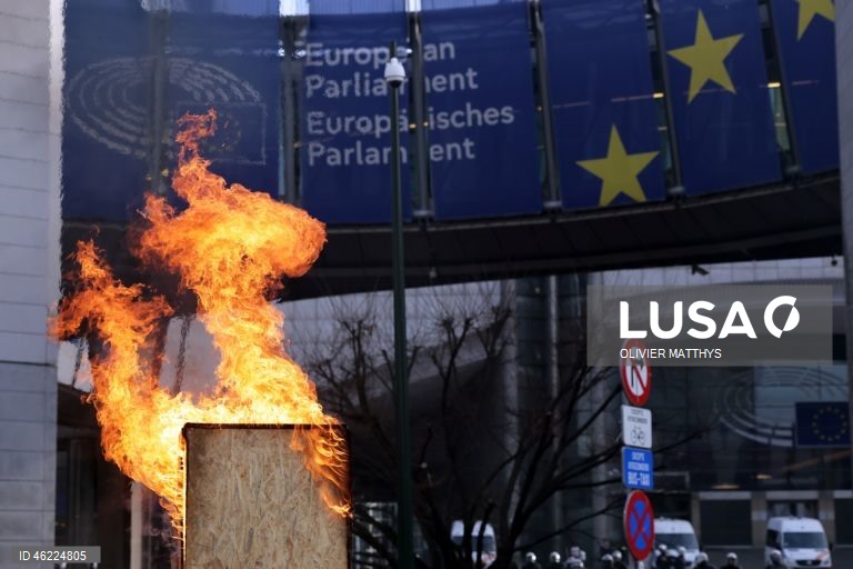 Milhares de agricultores de toda a Europa protestaram em Bruxelas, levando tratores para perto das instituições da UE para denunciar as políticas agrícolas e comerciais da UE, particularmente o acordo UE-Mercosul, as reformas da PAC e as crescentes pressões regulatórias e financeiras, durante uma cimeira de líderes da UE.  