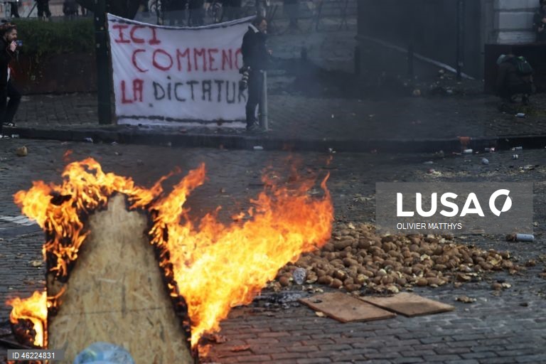 Milhares de agricultores de toda a Europa protestaram em Bruxelas, levando tratores para perto das instituições da UE para denunciar as políticas agrícolas e comerciais da UE, particularmente o acordo UE-Mercosul, as reformas da PAC e as crescentes pressões regulatórias e financeiras, durante uma cimeira de líderes da UE.  